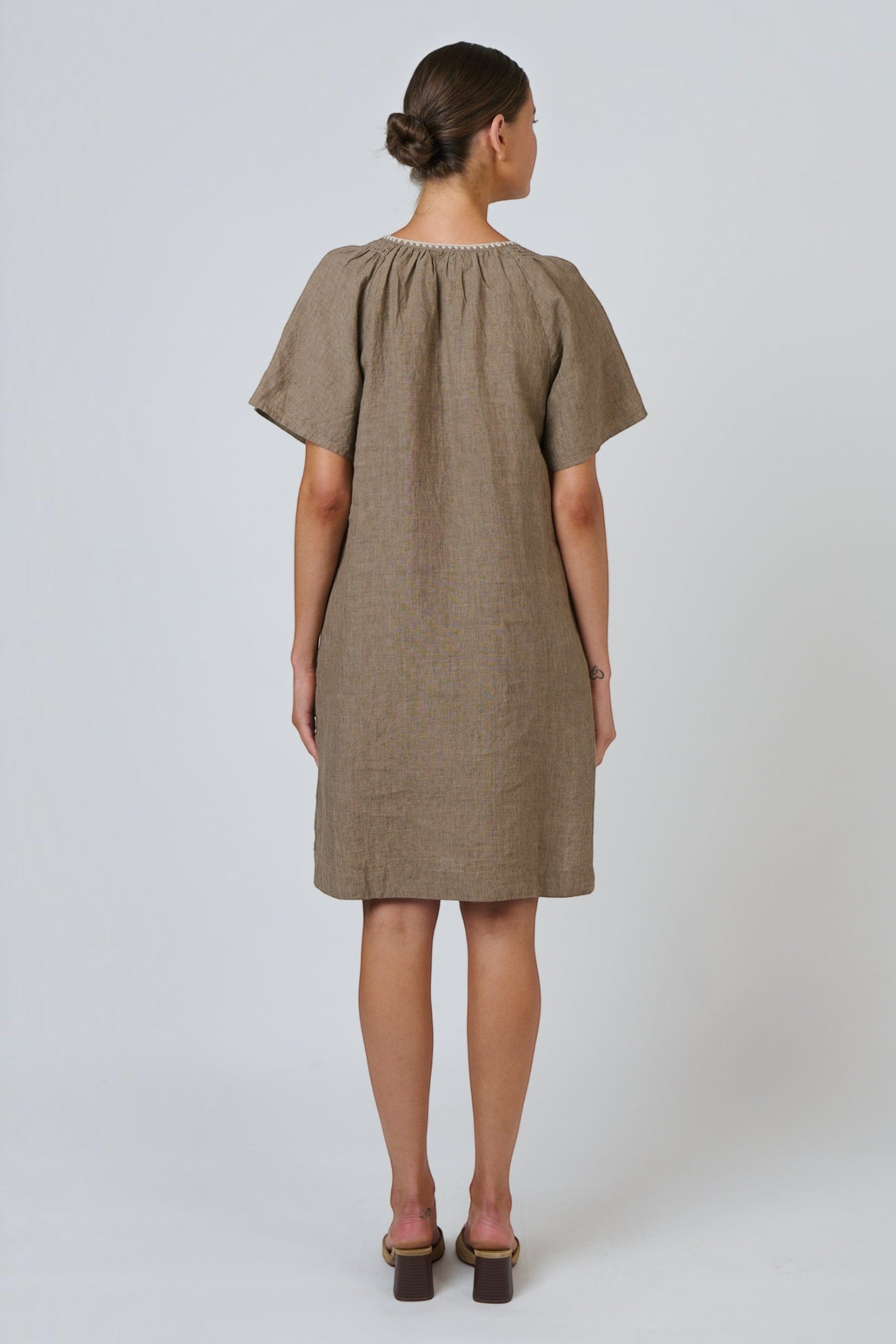 Back view of ELSHAM BOUTIQUE GA703 agate linen shift dress with gathered shoulders and short sleeves