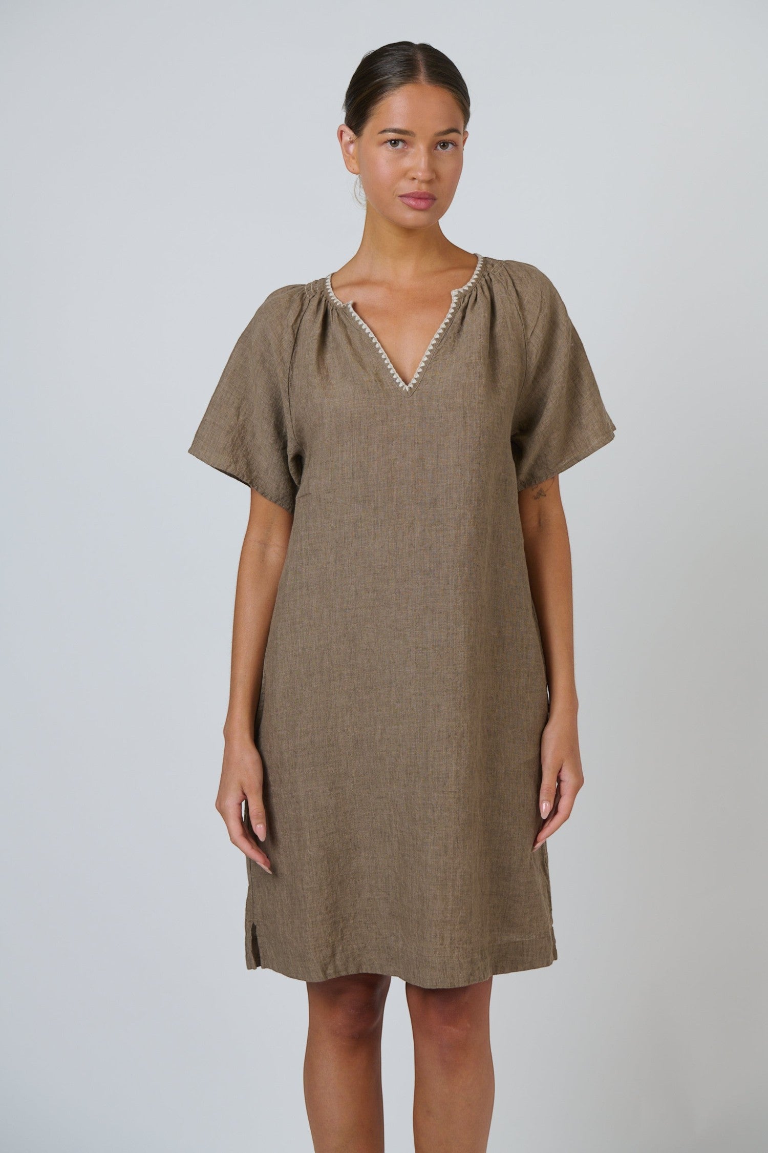 ELSHAM BOUTIQUE GA703 agate linen shift dress with V-neckline, contrast embroidery, and short sleeves.