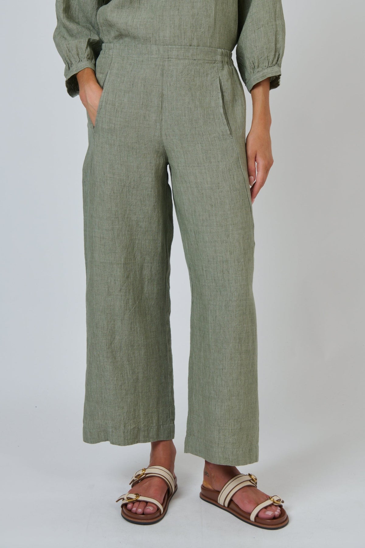 ELSHAM BOUTIQUE GA398 wide-leg linen trousers in artichoke green with front pockets and a flat waistband