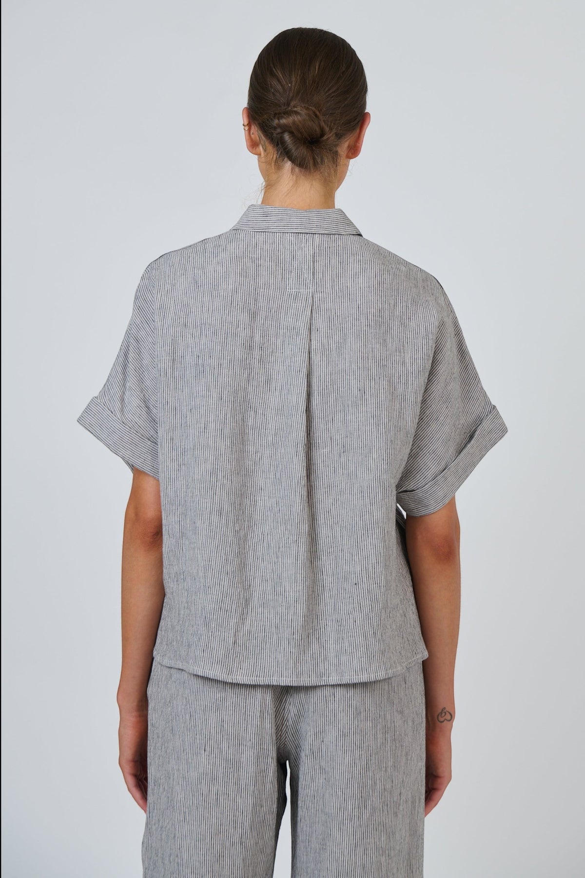 Back view of ELSHAM BOUTIQUE GA723 boxy linen shirt in grey pinstripe with cuffed short sleeves and back pleat
