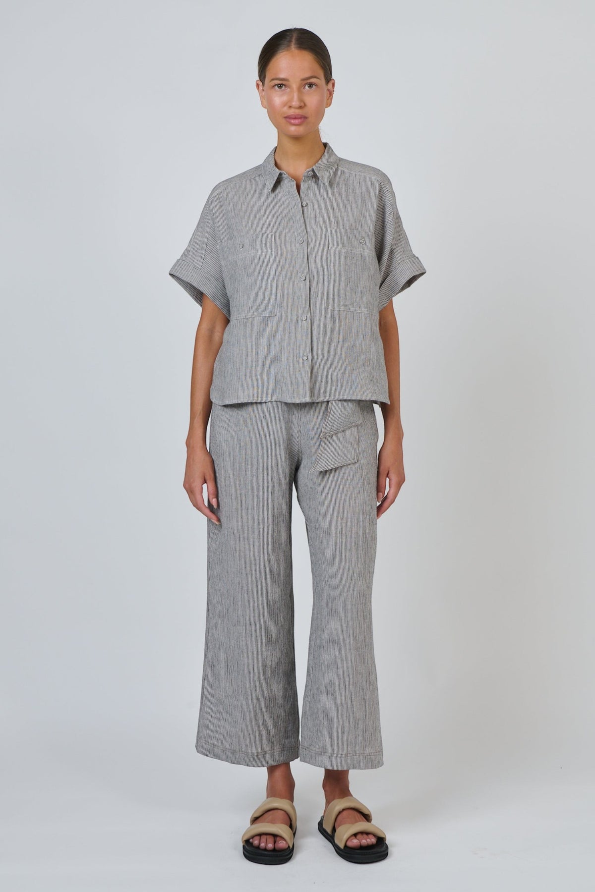 Model wearing ELSHAM BOUTIQUE GA723 boxy linen shirt in grey with patch pockets and matching wide-leg trousers