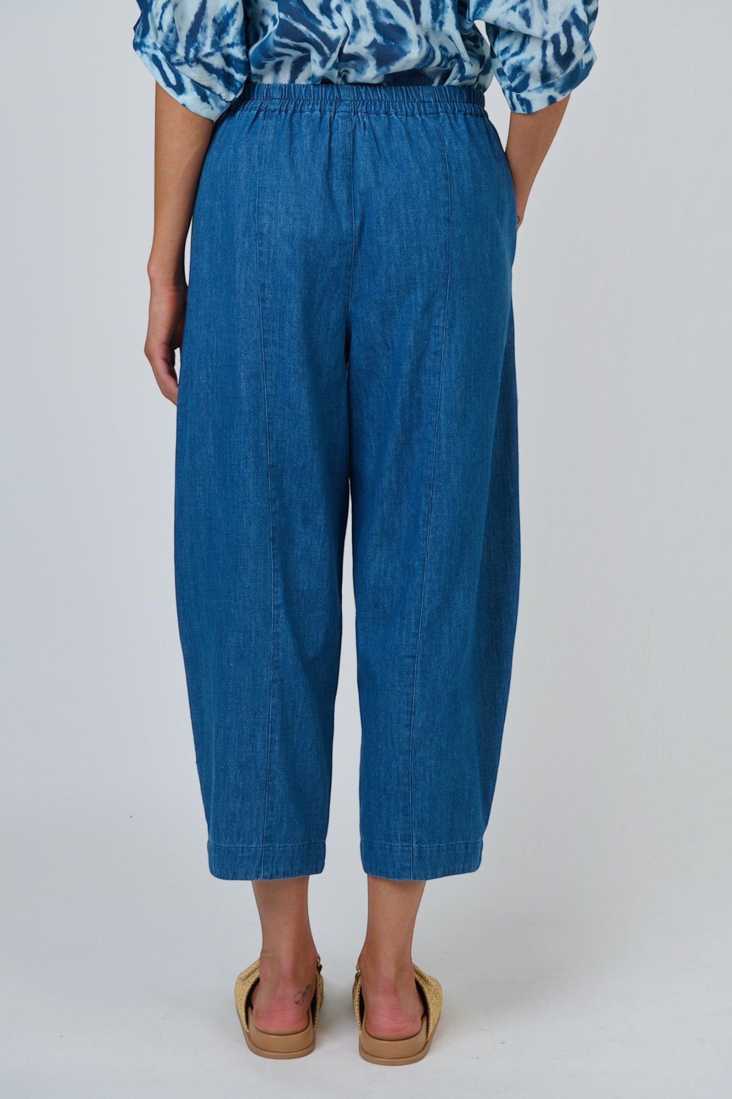 Back view of ELSHAM BOUTIQUE GA711 chambray linen cropped tapered pants with an elasticated waistband and side pockets.