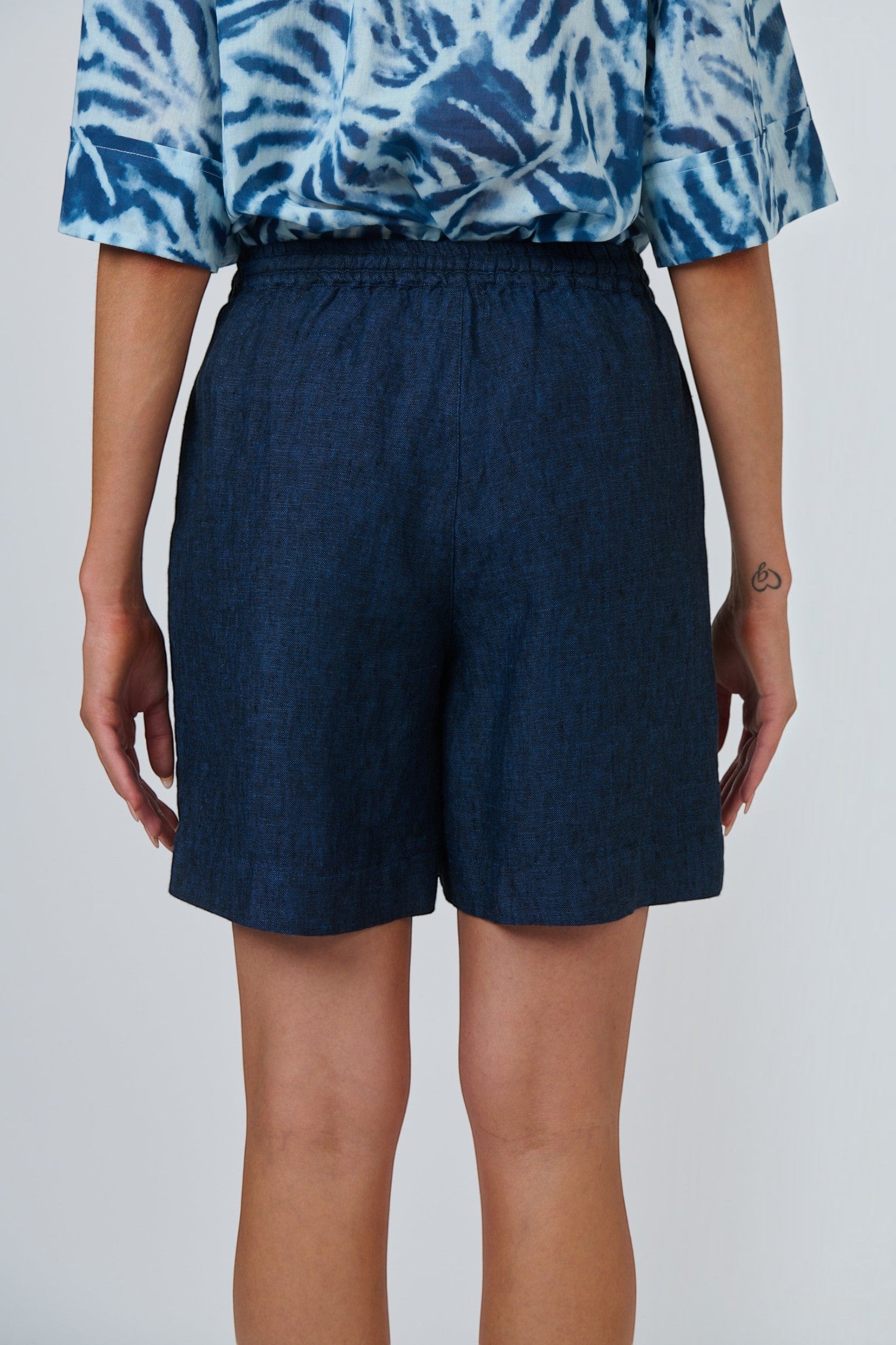 ELSHAM BOUTIQUE GA477 knee-length linen shorts in eclipse dark blue with a relaxed fit and drawstring waistband