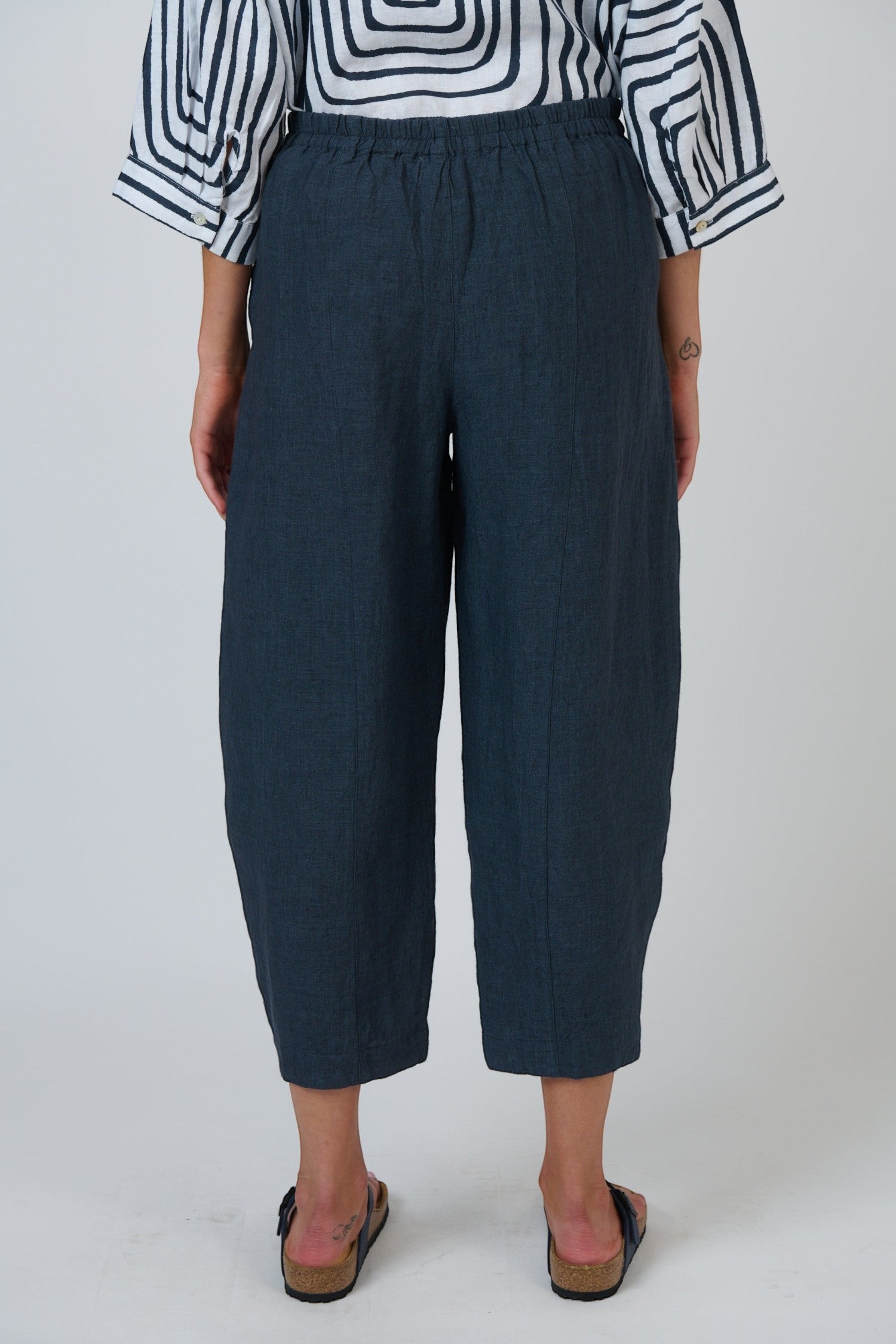 ELSHAM BOUTIQUE GA711 gunsmoke grey cropped linen pants with a relaxed tapered fit and elasticated waistband