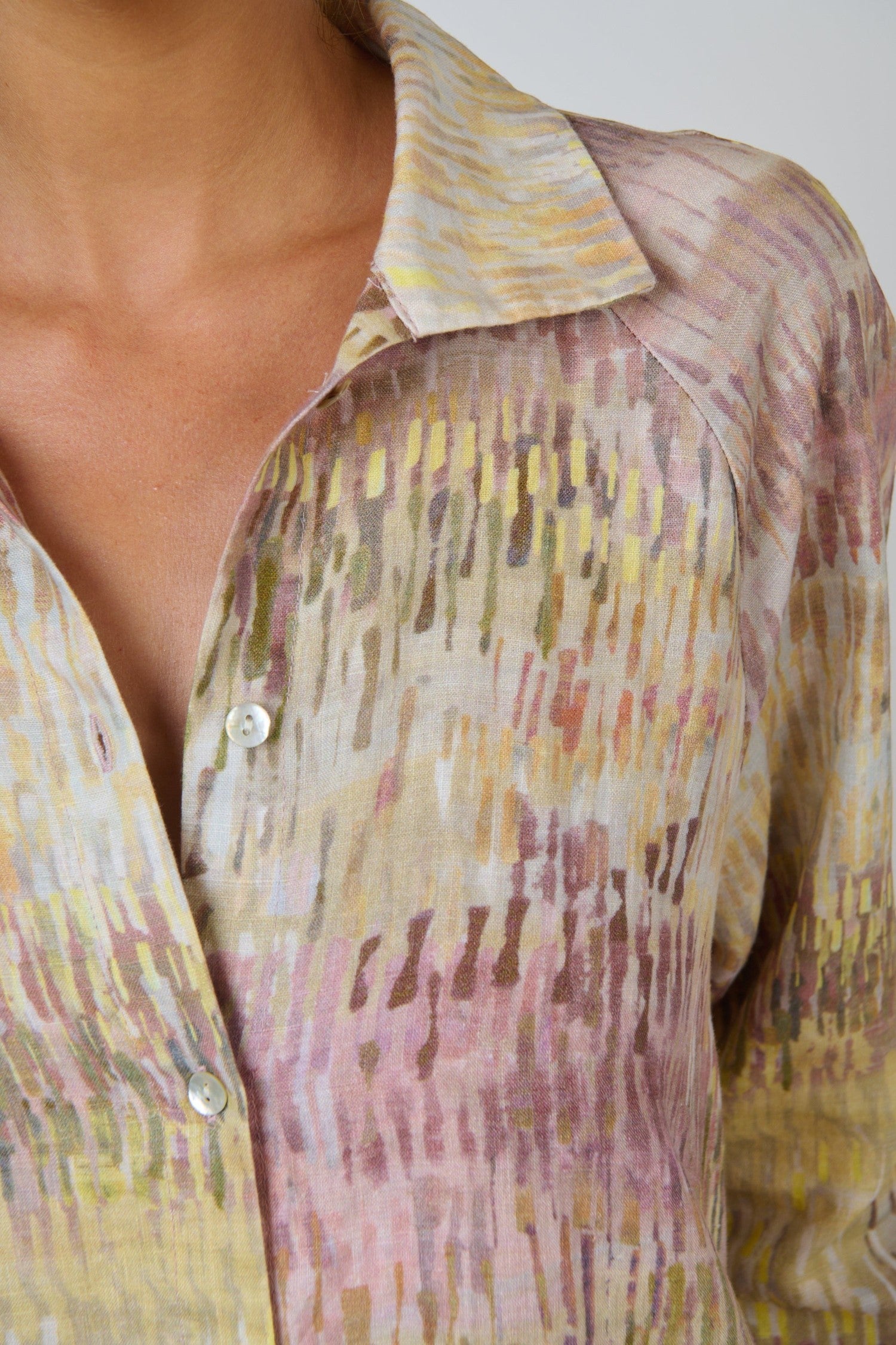 ELSHAM BOUTIQUE GA417 midi shirt dress in Jardin print featuring a soft point collar and button-through front.