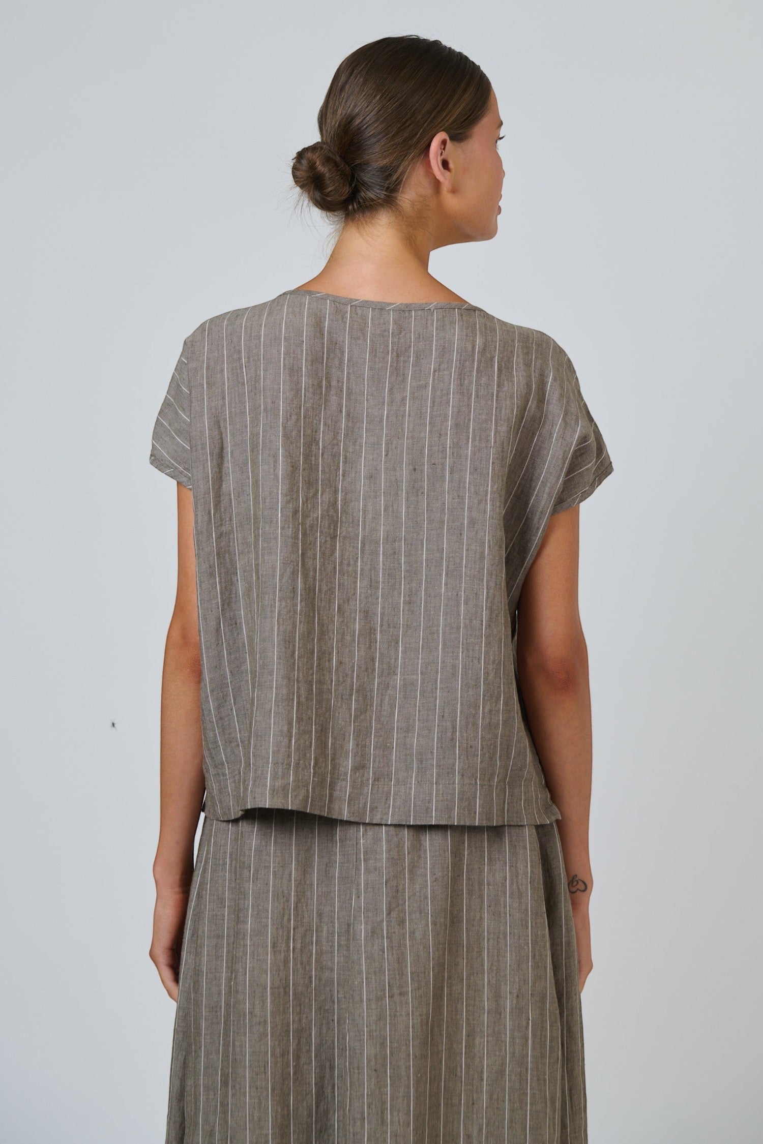 ELSHAM BOUTIQUE GA504 linen button down top in taupe with white vertical stripes, shown from the back on a model.