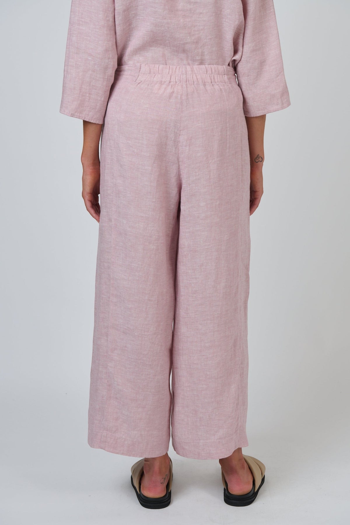 Back view of ELSHAM BOUTIQUE GA698 radish pink linen wide-leg trousers with an elasticated gathered waistband.