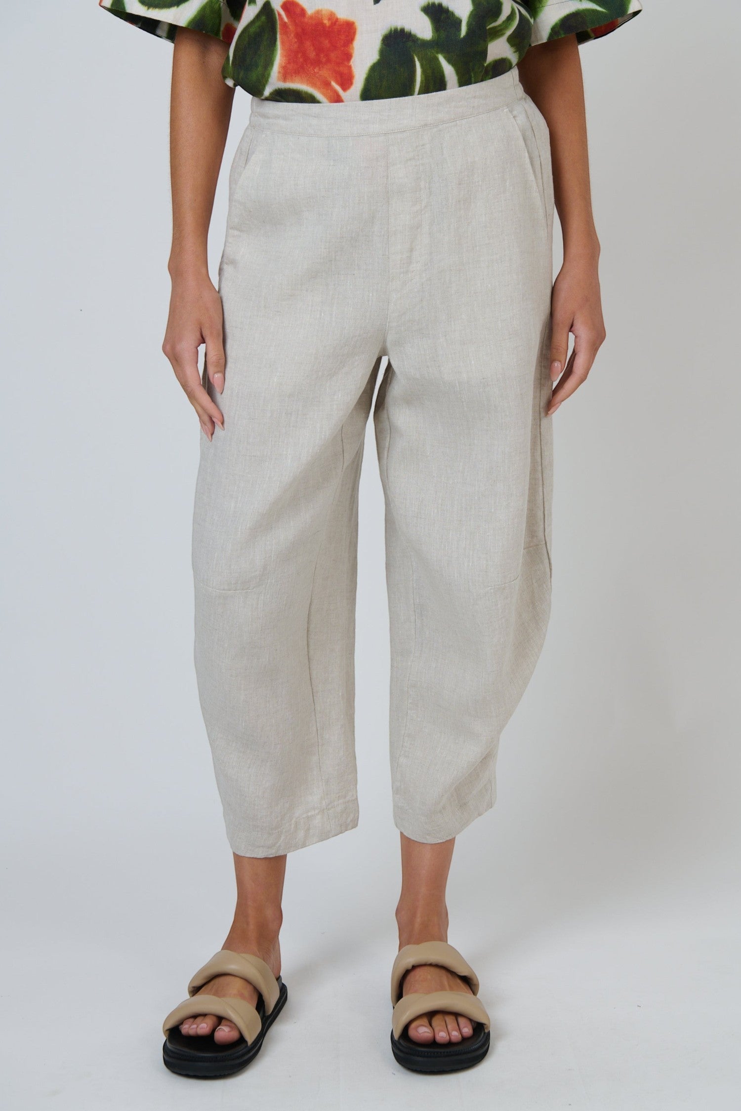 ELSHAM BOUTIQUE sand-coloured 100% linen cropped tapered pants with an elasticated back and side pockets.
