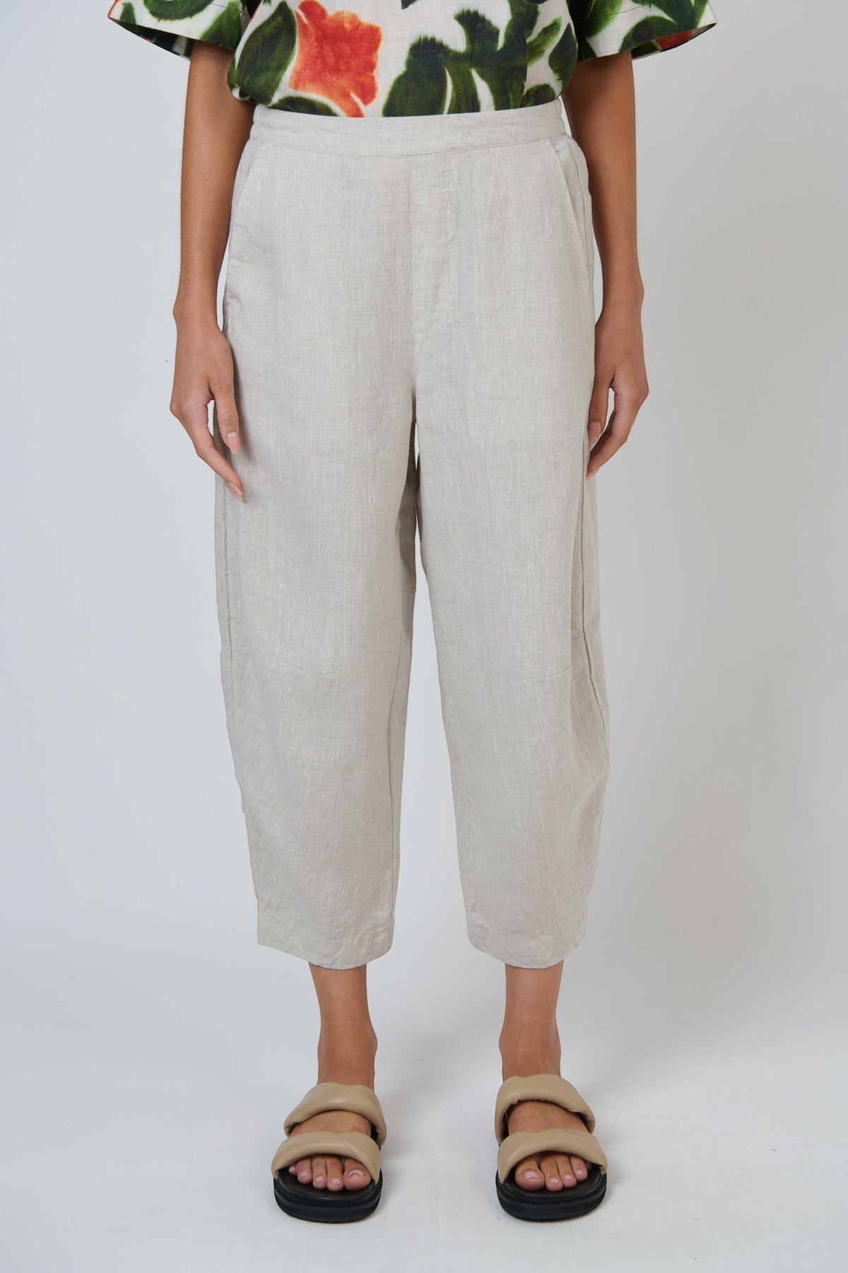 ELSHAM BOUTIQUE sand-colored 100% linen cropped tapered pants with an elasticated waistband and side pockets.