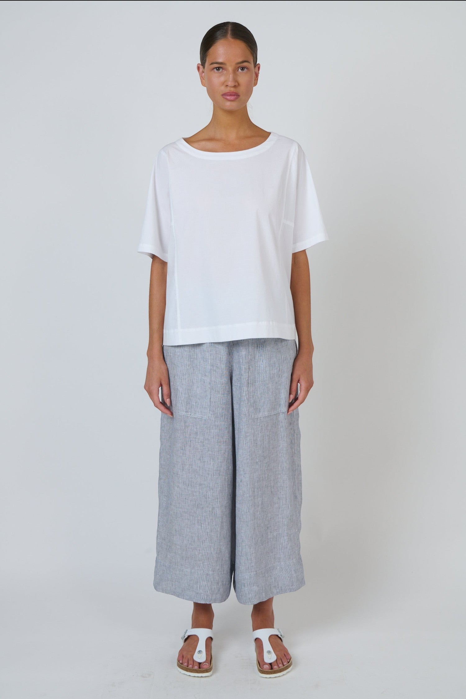 ELSHAM BOUTIQUE silver linen wide-leg cropped pants with front pockets worn by a model with a white top