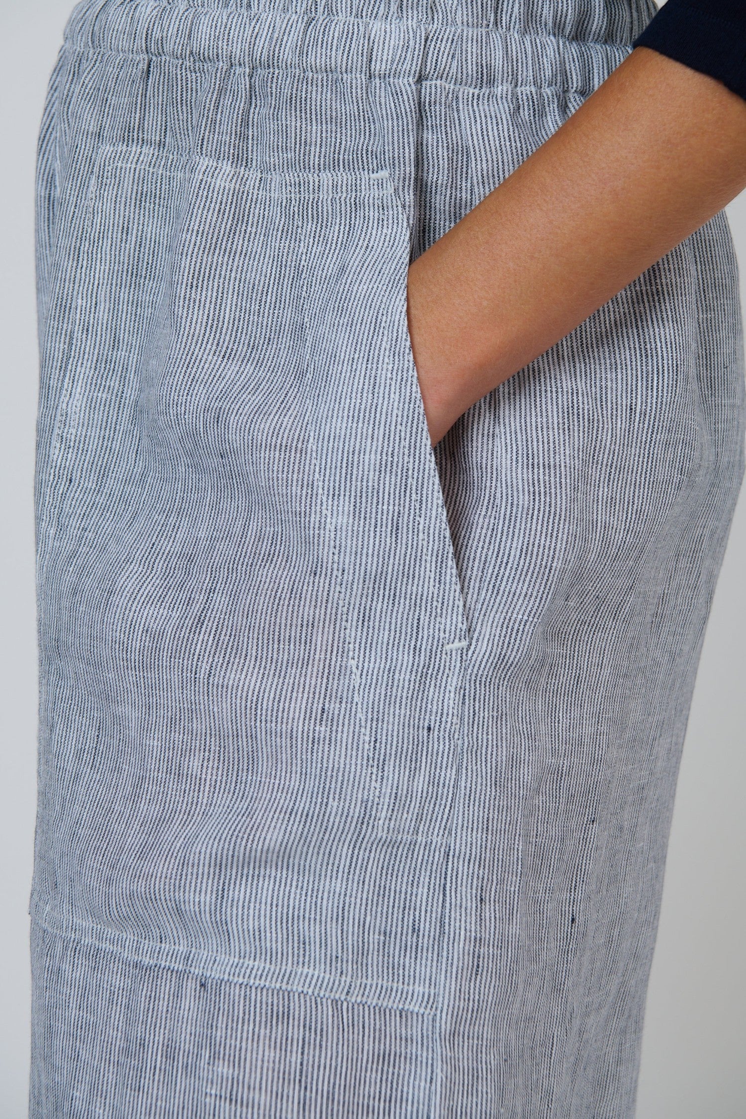 ELSHAM BOUTIQUE silver striped linen cropped wide-leg pants with an elasticated waistband and large side pocket
