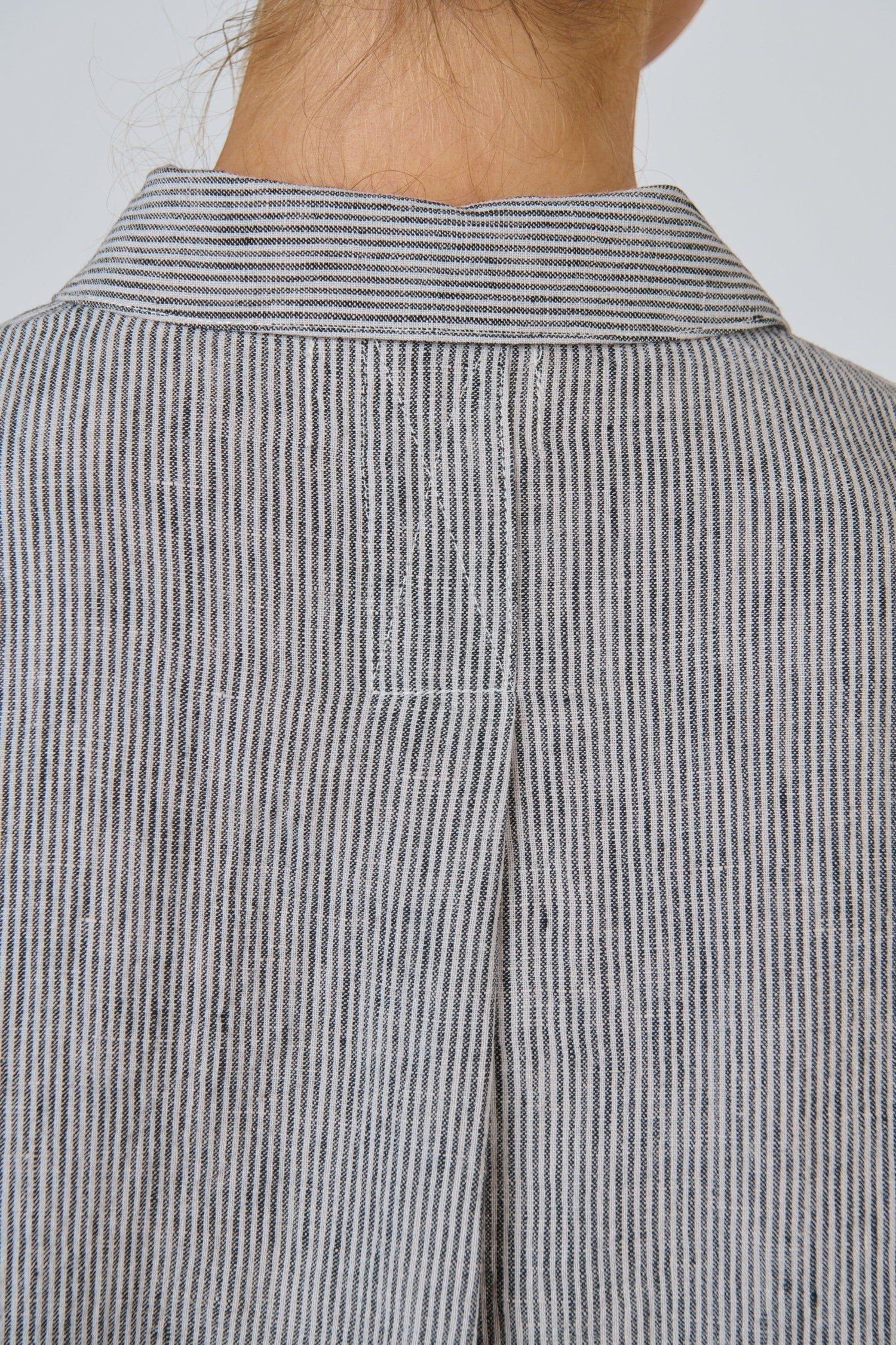 ELSHAM BOUTIQUE GA723 boxy linen shirt featuring a classic collar and a detailed back pleat in a striped pattern