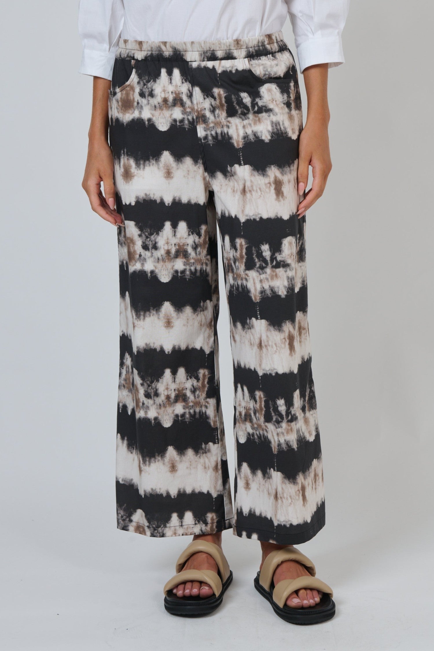 ELSHAM BOUTIQUE GA637 wide-leg cropped trousers in black and white tie-dye cotton poplin with an elasticated waist.