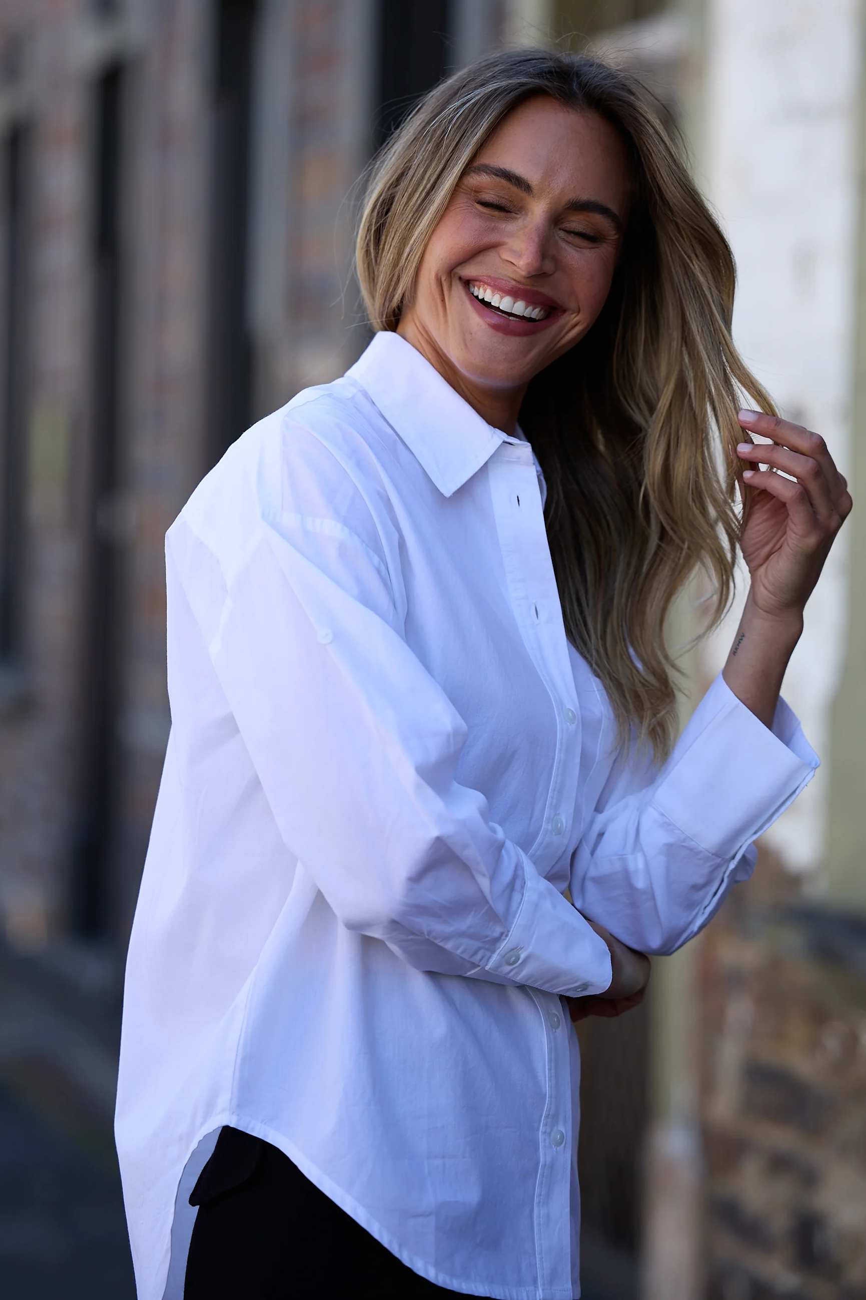 BT26216-2_Thea Shirt_White In Love_Campaign_3.jpg