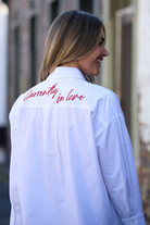 BT26216-2_Thea Shirt_White In Love_Campaign_1.jpg