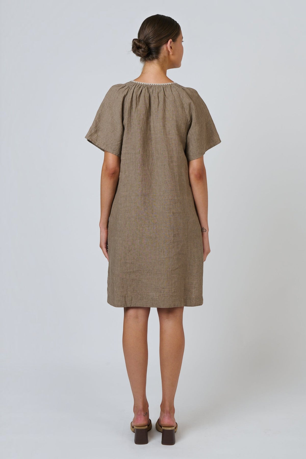 Back view of ELSHAM BOUTIQUE GA703 agate linen shift dress with gathered shoulders and short sleeves