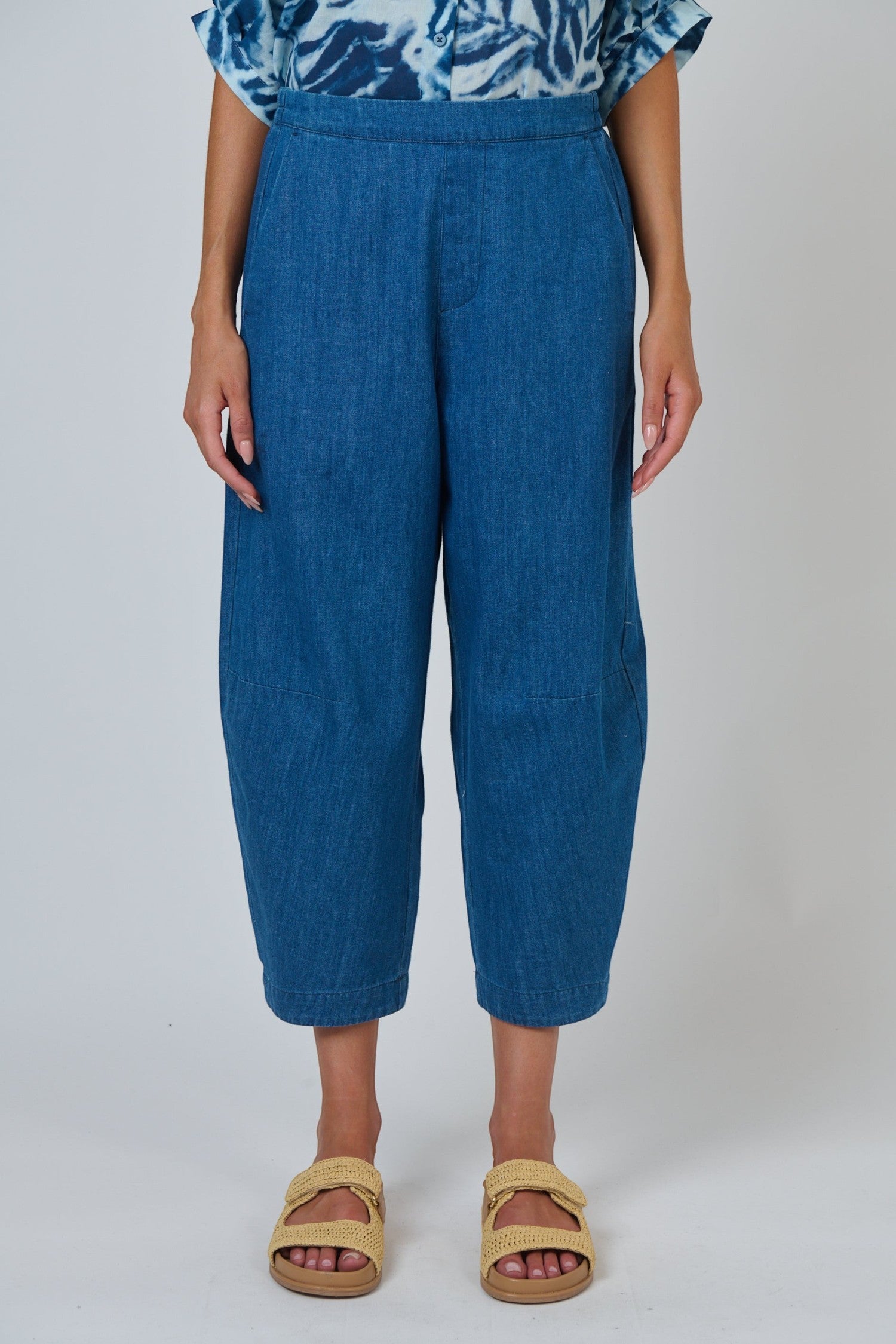 ELSHAM BOUTIQUE GA711 blue linen cropped tapered pants with an elasticated waistband and side pockets.
