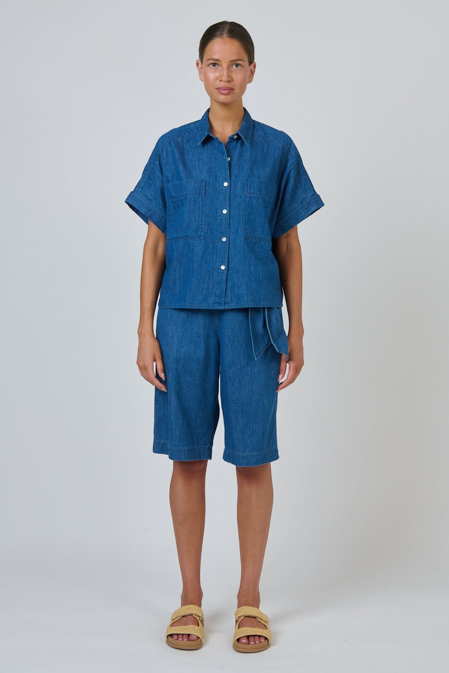 ELSHAM BOUTIQUE GA723 boxy chambray linen shirt with cuffed short sleeves and patch pockets on a model