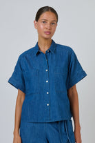 ELSHAM BOUTIQUE GA723 boxy chambray shirt in blue linen with a classic collar, button front, and two patch pockets.
