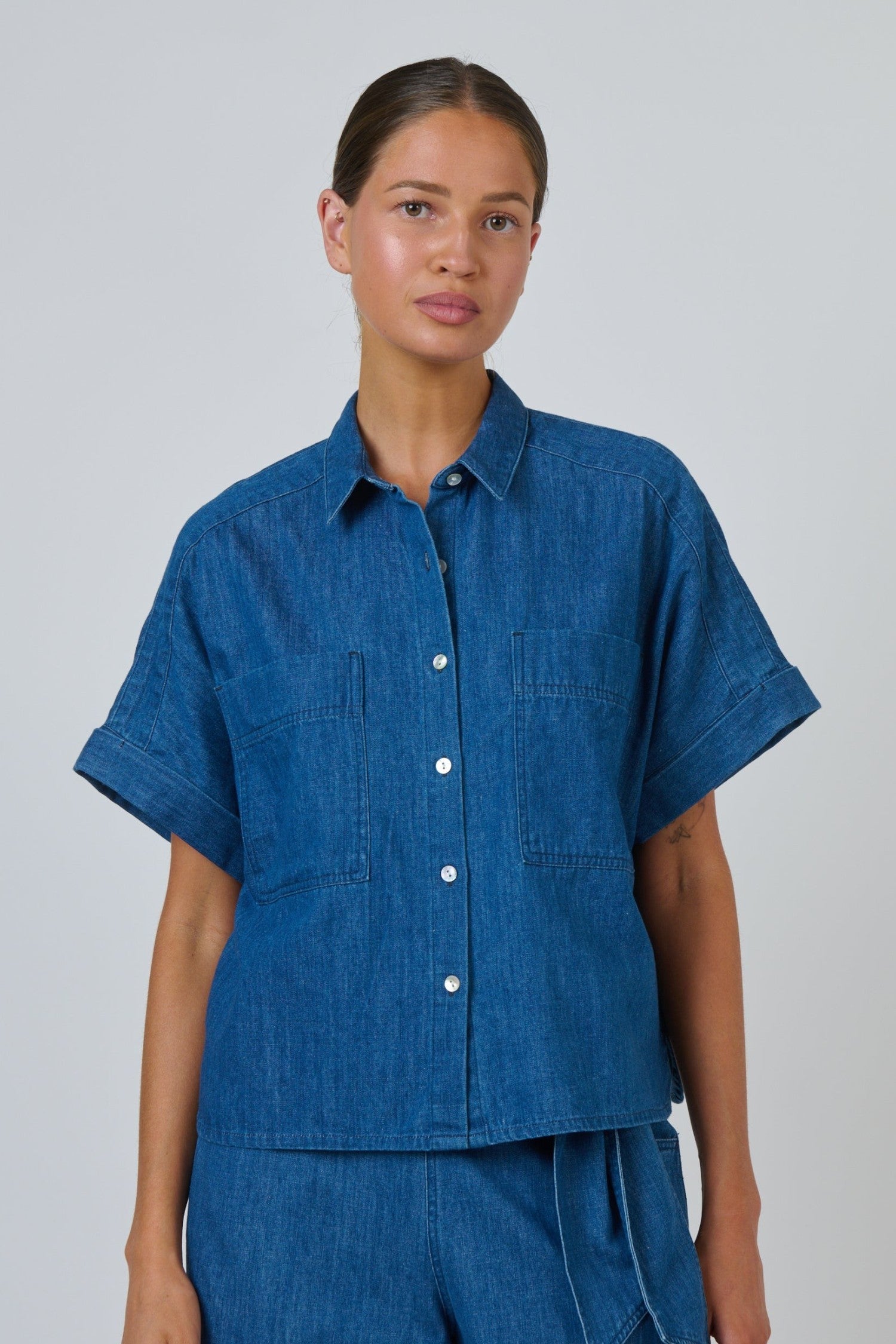 ELSHAM BOUTIQUE GA723 boxy chambray shirt in blue linen with a classic collar, button front, and two patch pockets.