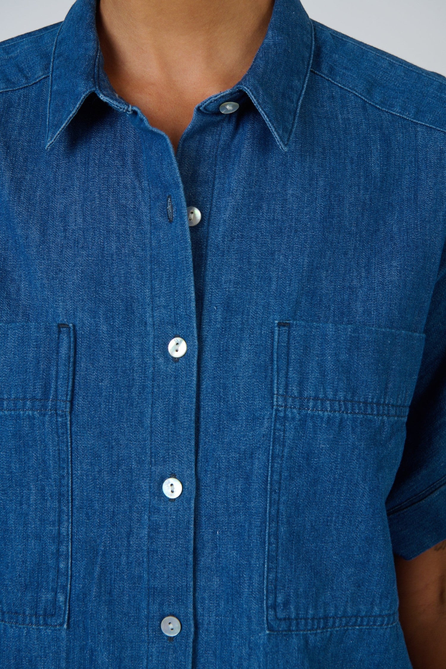 ELSHAM BOUTIQUE GA723 boxy chambray shirt in blue linen with a classic collar, button front, and two patch pockets.