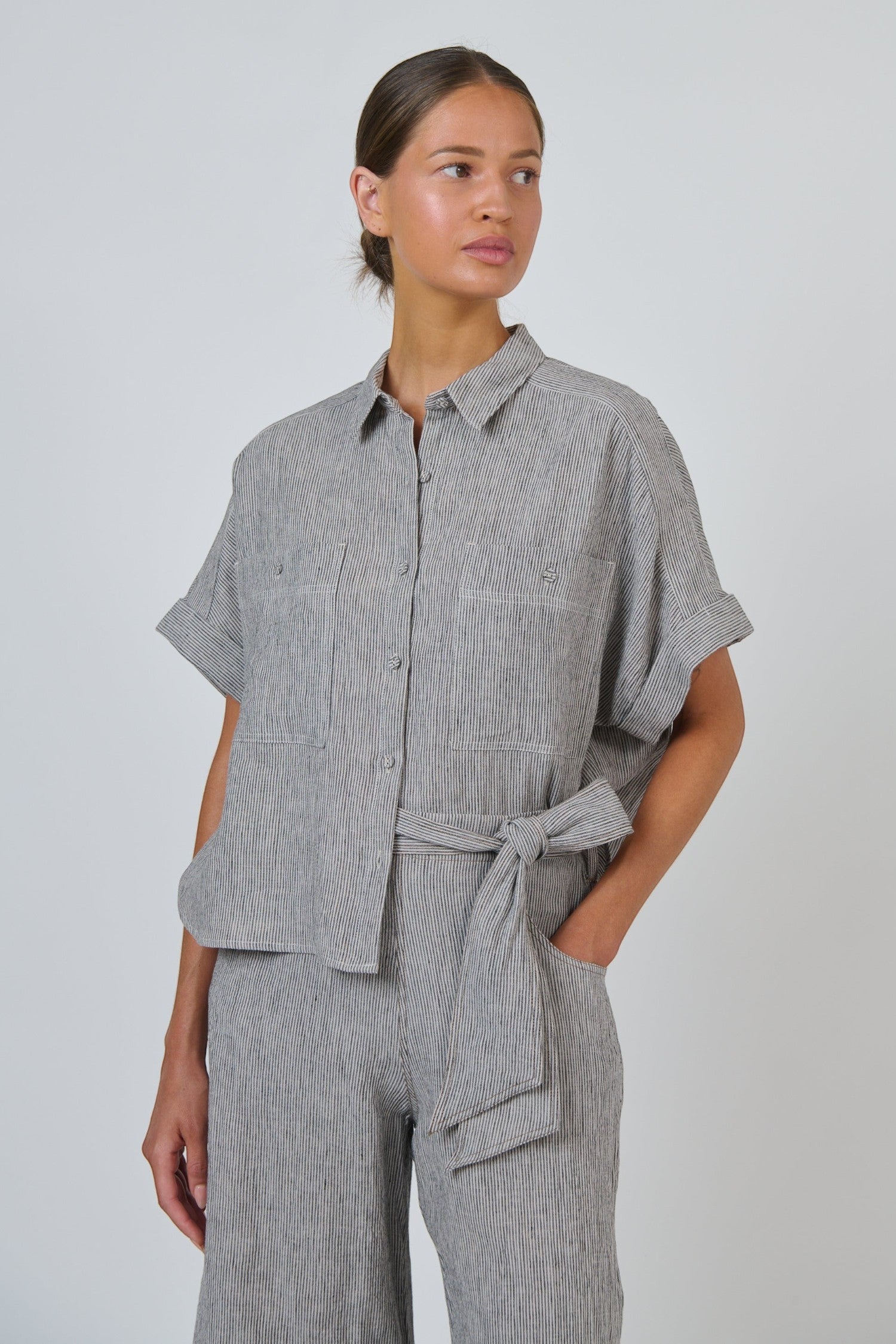 ELSHAM BOUTIQUE GA723 boxy linen shirt in grey pinstripe with short cuffed sleeves, patch pockets, and button front.
