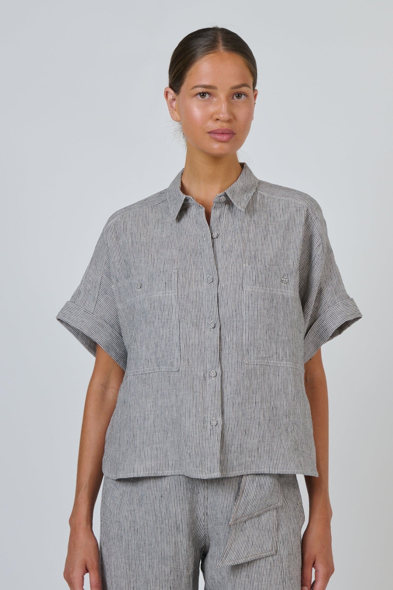 ELSHAM BOUTIQUE GA723 boxy linen shirt in grey pinstripe with cuffed short sleeves, patch pockets, and classic collar.
