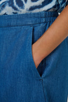 ELSHAM BOUTIQUE GA711 cropped tapered pants in blue chambray linen with an elasticated waistband and side pocket