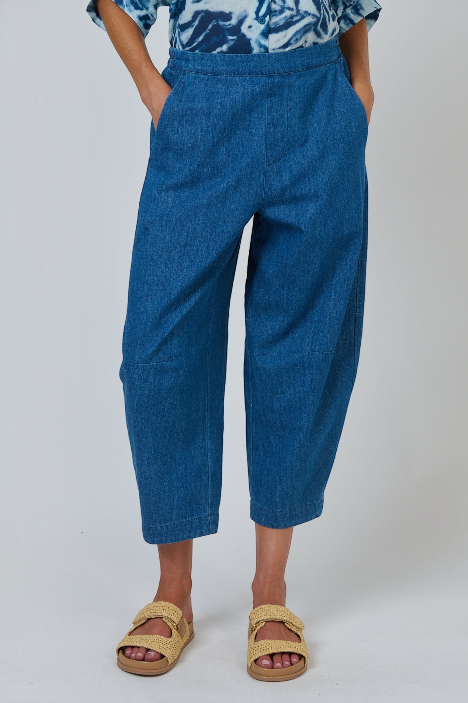 ELSHAM BOUTIQUE GA711 cropped tapered pants in blue chambray linen with an elasticated waistband and side pockets