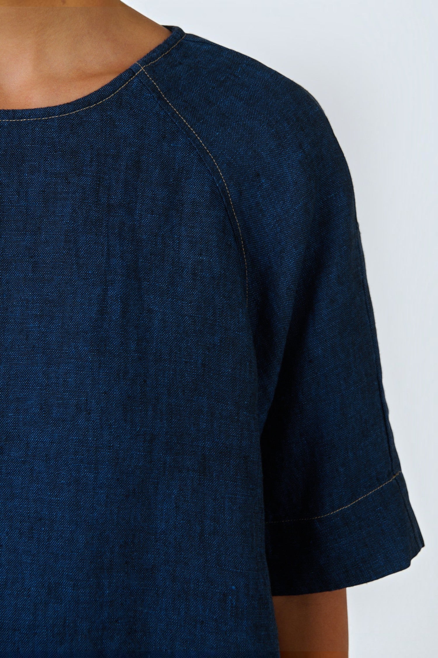 ELSHAM BOUTIQUE GA721 dark blue linen top with round neckline, elbow-length sleeves, and contrast stitching detail.