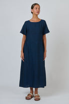 ELSHAM BOUTIQUE GA684 midi dress in eclipse blue linen with a scoop neckline, short sleeves, and A-line silhouette.