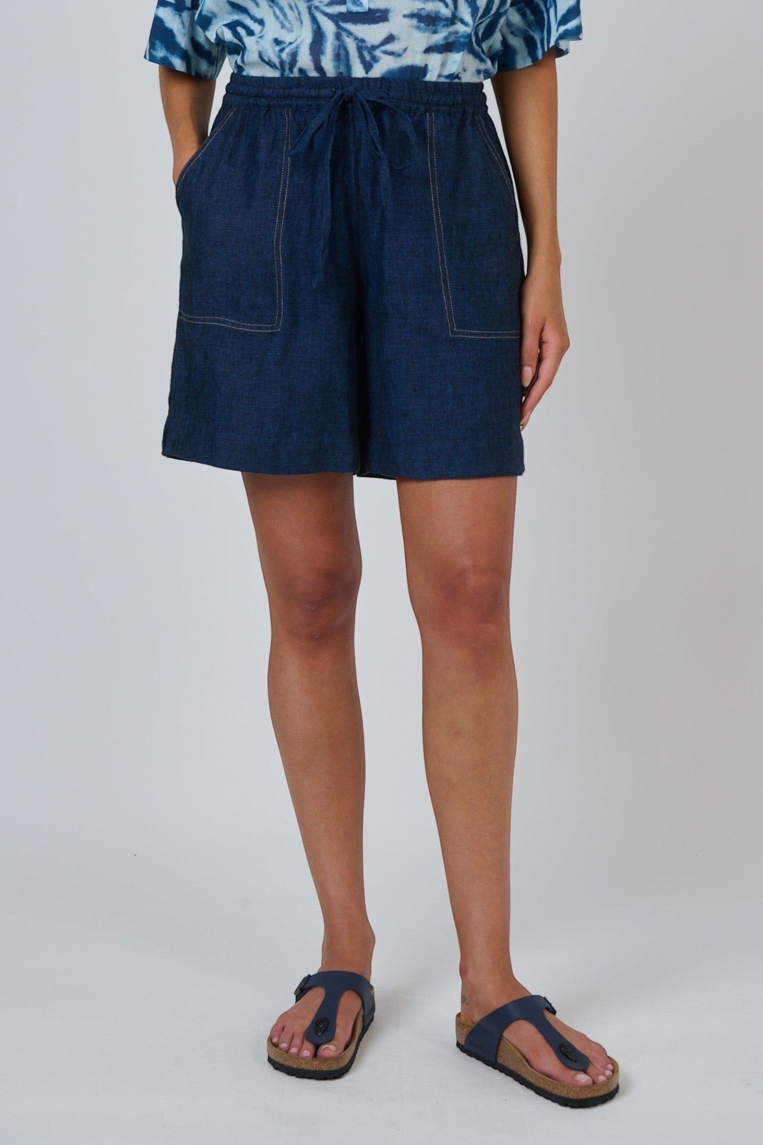 ELSHAM BOUTIQUE GA477 knee-length linen shorts in eclipse dark blue with a drawstring waist and side pockets
