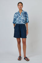 ELSHAM BOUTIQUE GA477 knee-length linen shorts in eclipse blue with a drawstring waist and contrast stitching