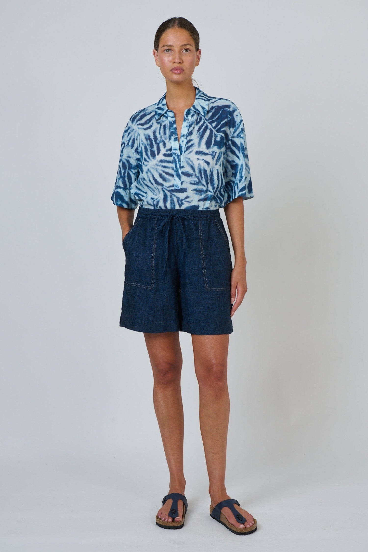 ELSHAM BOUTIQUE GA477 knee-length linen shorts in eclipse blue with a drawstring waist and contrast stitching