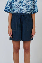 ELSHAM BOUTIQUE GA477 knee-length linen shorts in eclipse dark blue with a drawstring waist and contrast stitching.