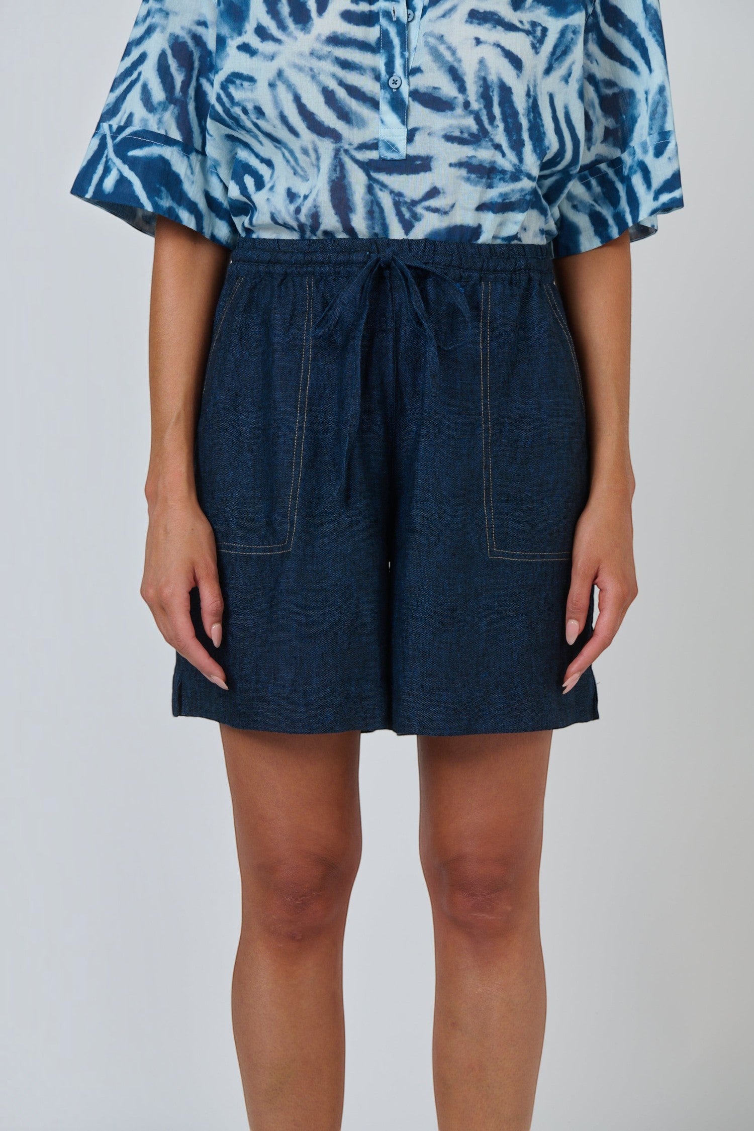 ELSHAM BOUTIQUE GA477 knee-length linen shorts in eclipse dark blue with a drawstring waist and contrast stitching.