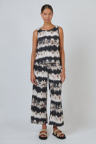 ELSHAM BOUTIQUE GA637 wide-leg cropped cotton trousers in black and white tie-dye print with elasticated waistband.