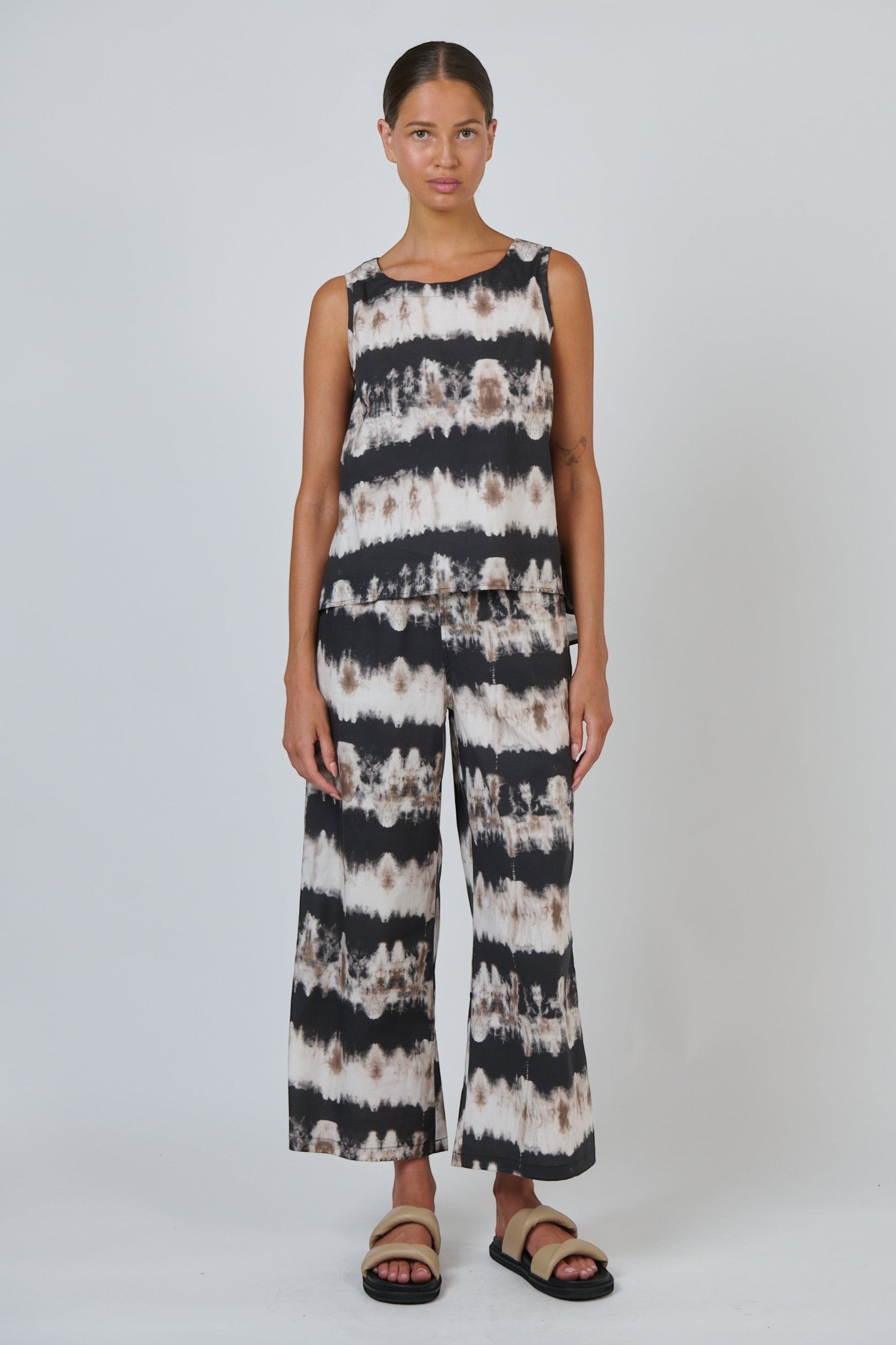ELSHAM BOUTIQUE GA637 wide-leg cropped cotton trousers in black and white tie-dye print with elasticated waistband.