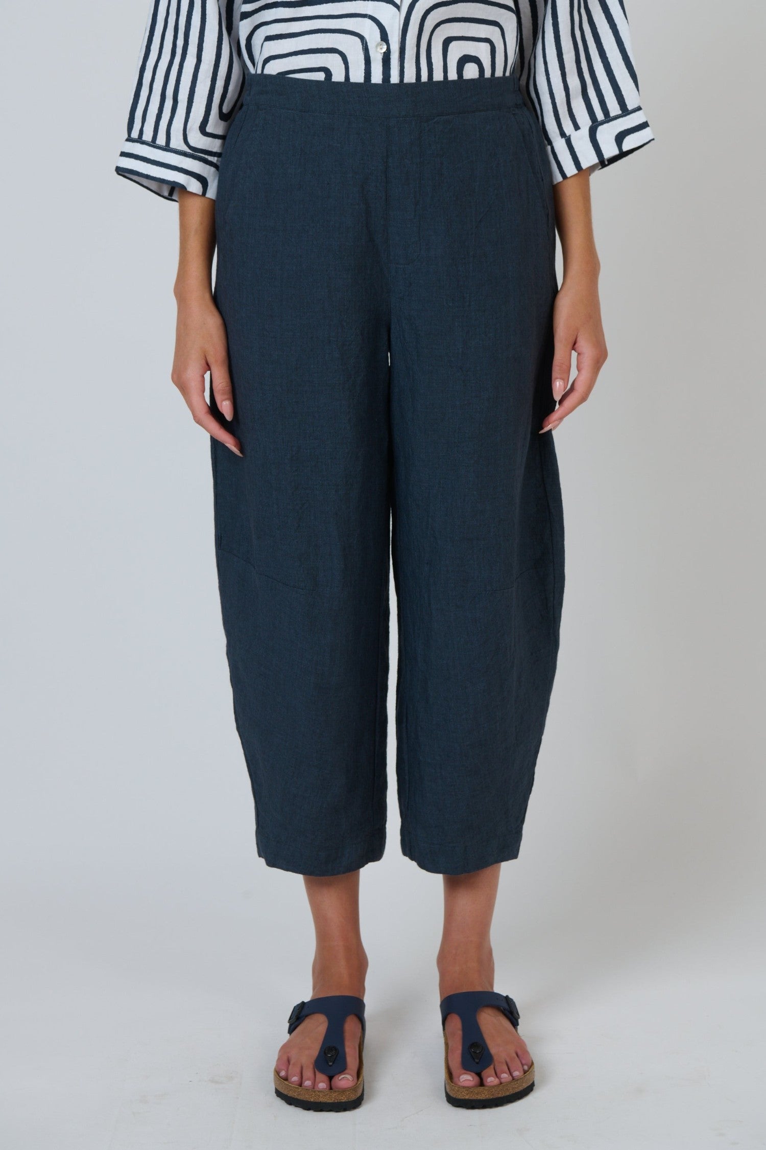ELSHAM BOUTIQUE GA711 cropped tapered linen pants in gunsmoke grey with an elasticated waist and side pockets.