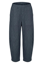 ELSHAM BOUTIQUE GA711 cropped tapered pants in gunsmoke grey linen with an elasticated waistband and side pockets.