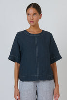 ELSHAM BOUTIQUE GA724A Neat Top in gunsmoke linen with short sleeves, round neckline, and contrast white topstitching.