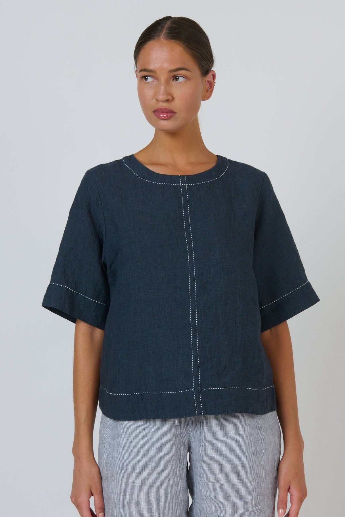 ELSHAM BOUTIQUE GA724A Neat Top in gunsmoke linen with short sleeves, round neckline, and contrast white topstitching.