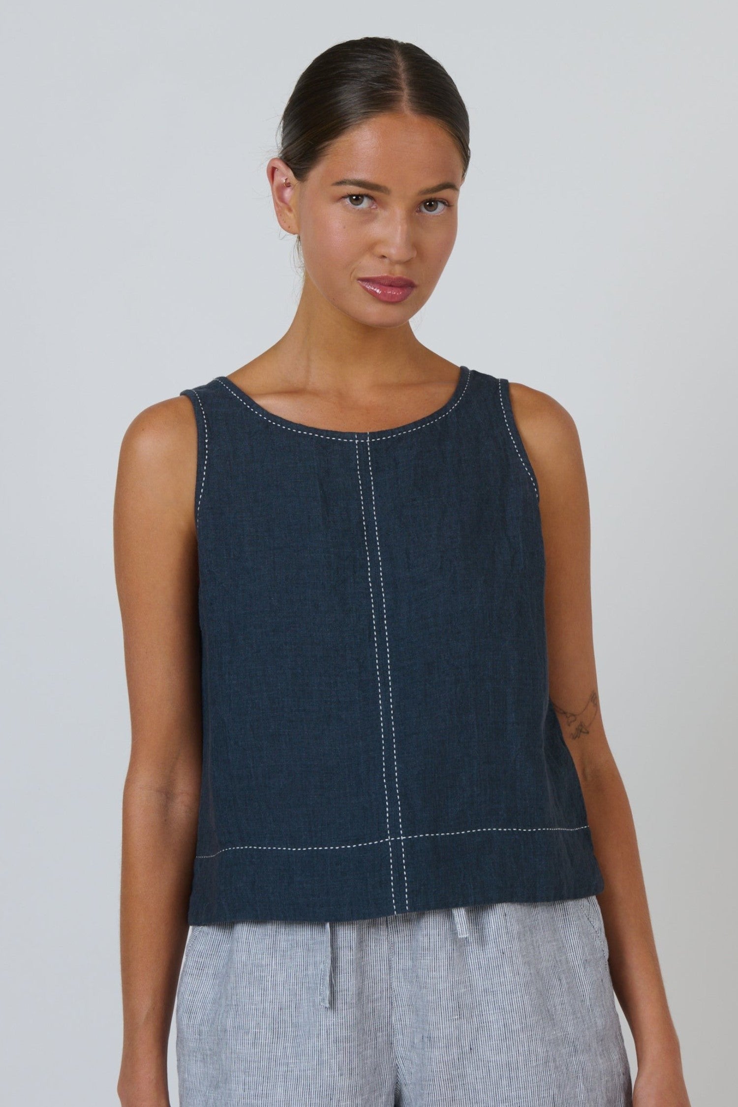 ELSHAM BOUTIQUE GA716 sleeveless linen top in gunsmoke grey with white contrast stitching and a round neckline