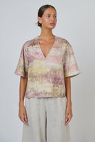 ELSHAM BOUTIQUE Jardin GA683 relaxed linen top with a V-neckline and wide elbow-length sleeves in a multi-color print