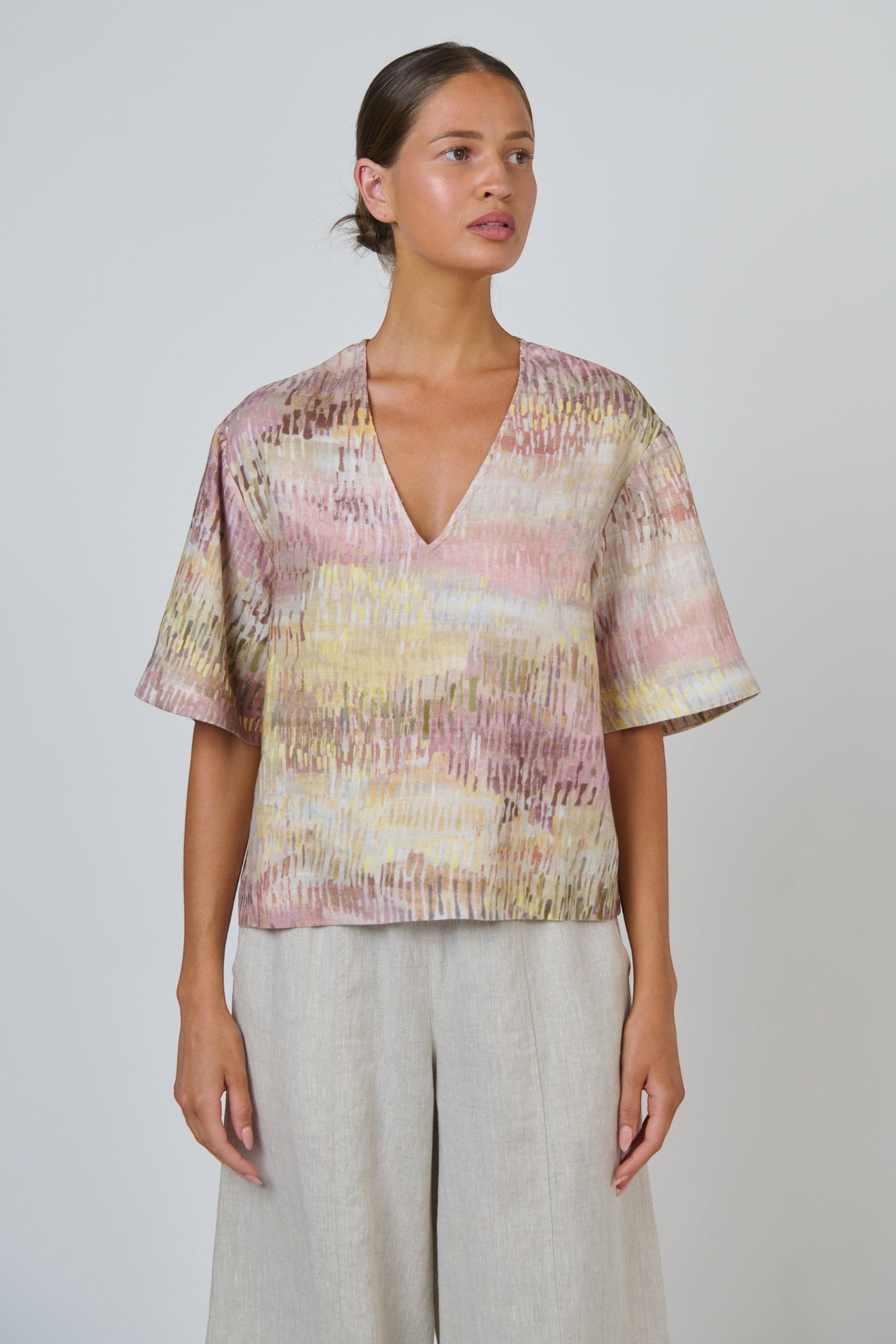 ELSHAM BOUTIQUE Jardin GA683 relaxed linen top with a V-neckline and wide elbow-length sleeves in a multi-color print