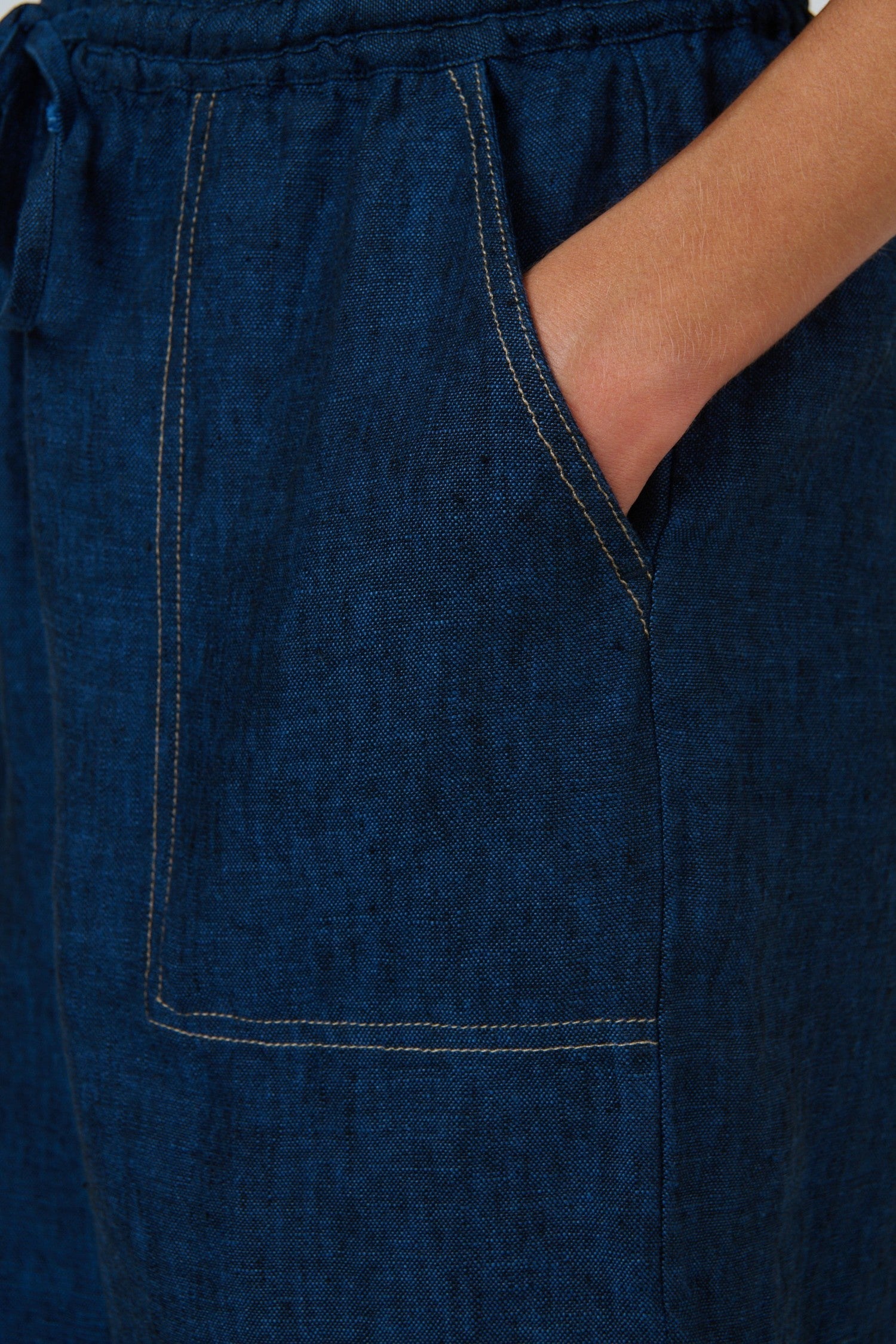 ELSHAM BOUTIQUE GA477 navy blue linen shorts featuring a drawstring waist, side pocket, and contrast stitching.