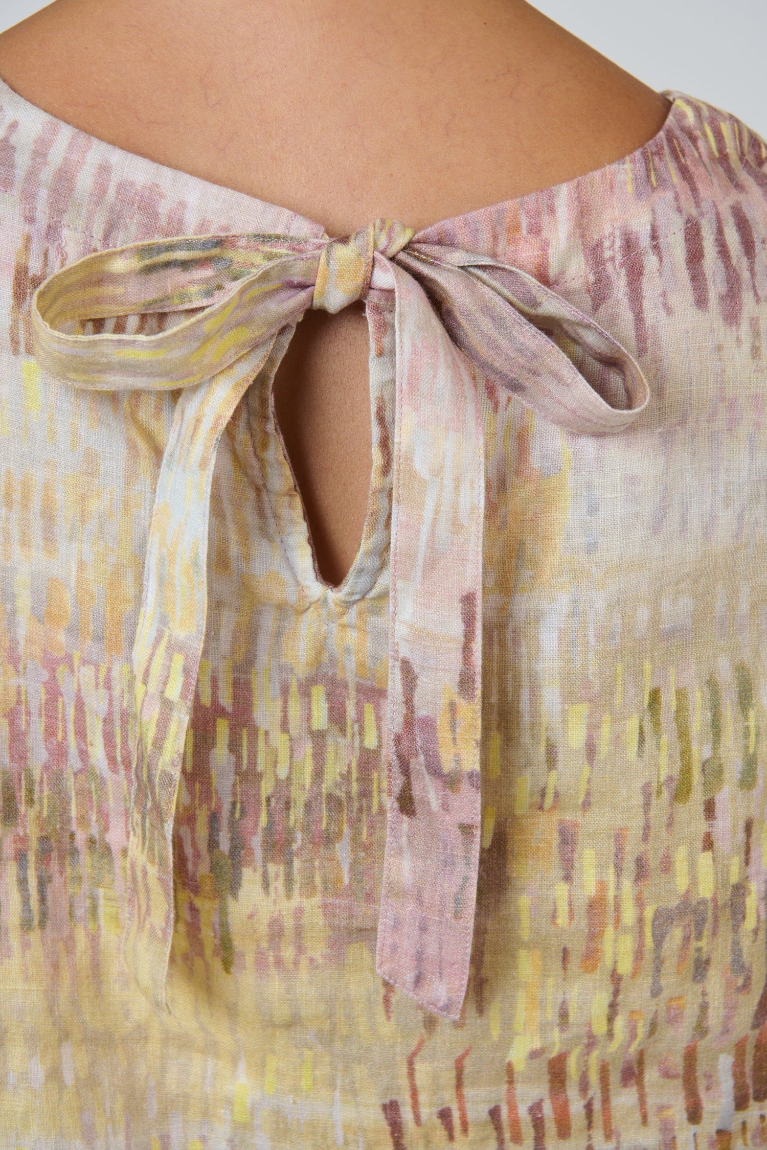 ELSHAM BOUTIQUE GA506 sleeveless linen top in Jardin print with a back ribbon tie detail