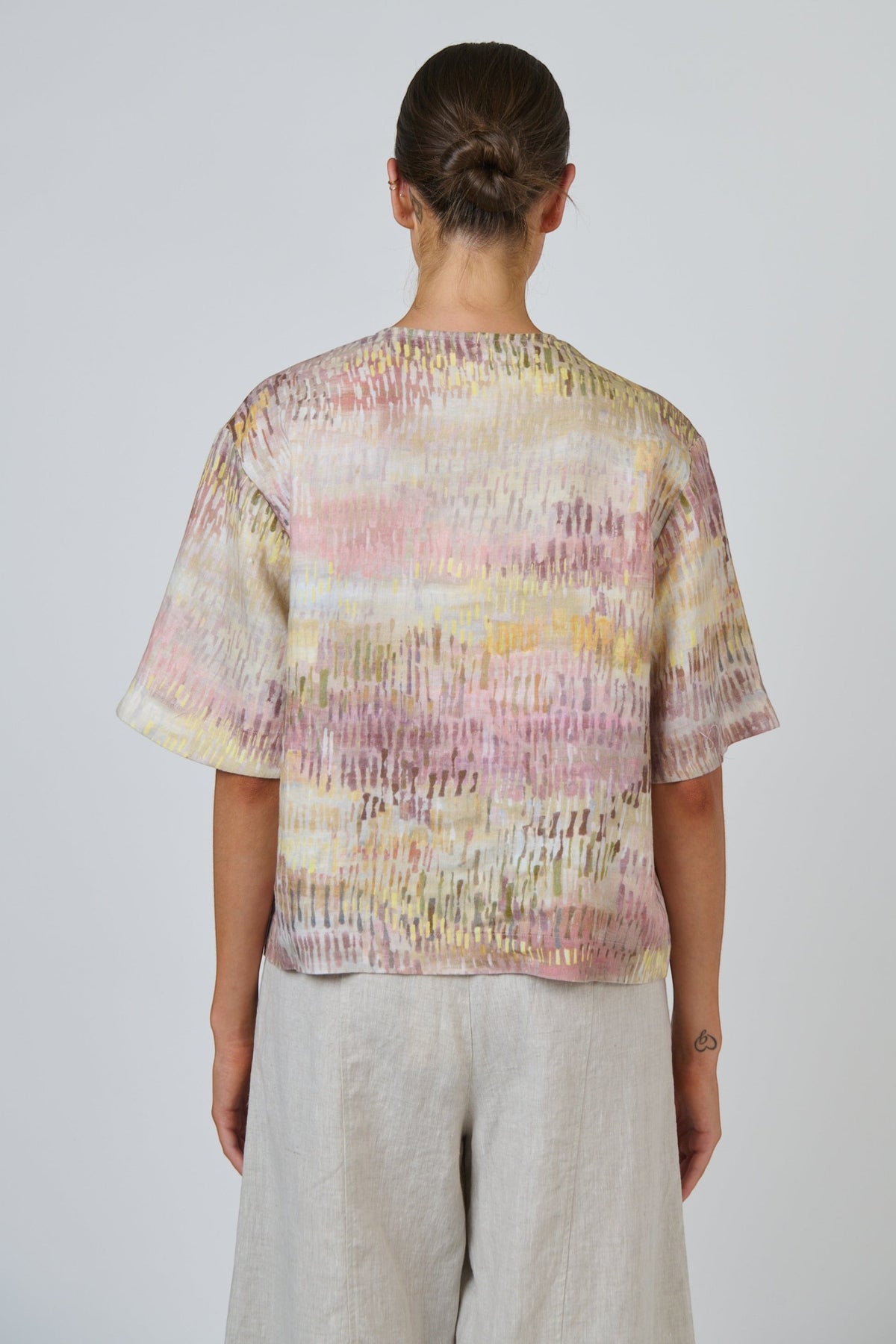 ELSHAM BOUTIQUE GA683 relaxed linen top with a multicoloured abstract print, V-neck, and wide elbow-length sleeves.