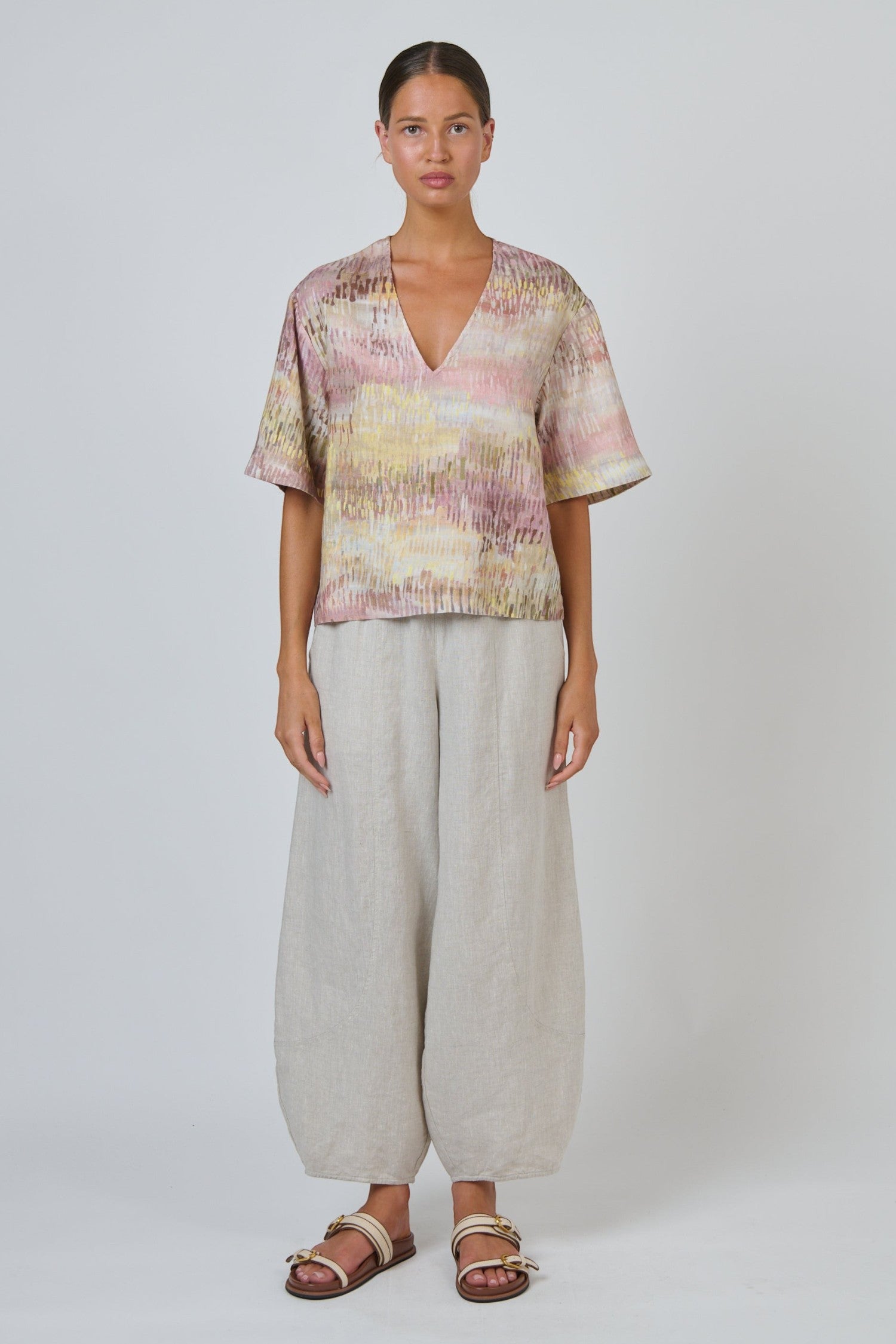 ELSHAM BOUTIQUE GA683 relaxed linen V-neck top with abstract print and wide elbow-length sleeves on a model