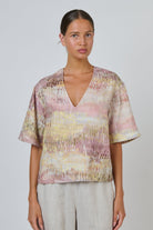 ELSHAM BOUTIQUE GA683 relaxed linen V-neck top in a multicoloured abstract print with wide elbow-length sleeves.